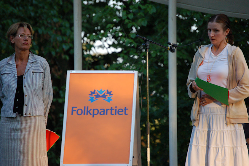 Birgitta Ohlsson och Gudrun Schyman på turné för att samtala om och debattera feminism. Linnéparken, Växjö, 2006. [foto: Henrik Hemrin]