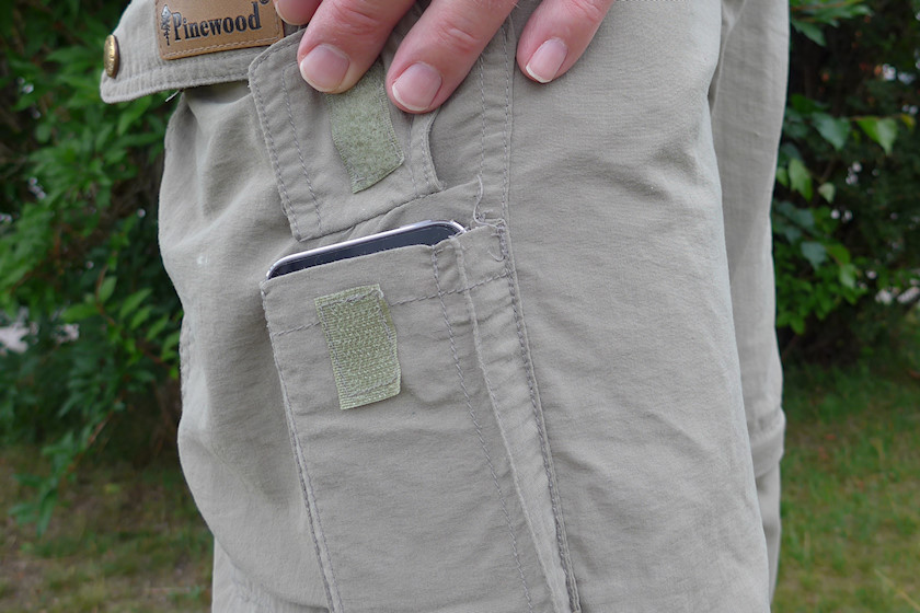 My mobile, Apple iPhone 5s, makes it in the mobile pocket, but only without the case [photo: Henrik Hemrin]