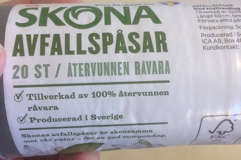 Den här plastkassen är tillverkad i Sverige av återvunnen plast [foto: Henrik Hemrin]