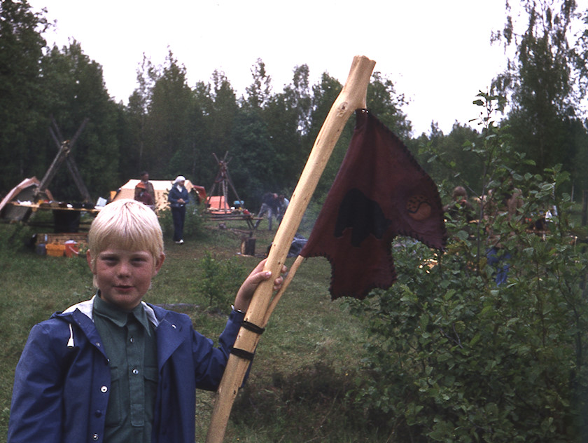 Jag med patrullflaggan på scoutlägret i Asa 1974 [foto: Olof Hemrin]