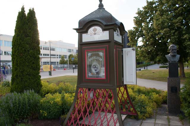 Phone booth and bust outside Ericsson former headquarter "HF". [Photo: Henrik Hemrin]