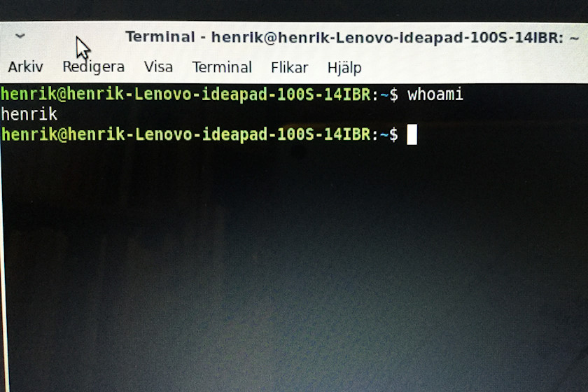 Executing the whoami command in the Linux Mint Xfce Terminal [photo: Henrik Hemrin]